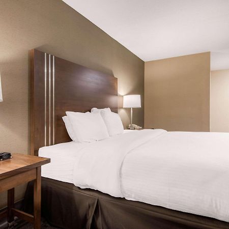 Quality Inn & Conference Centre Orillia Esterno foto