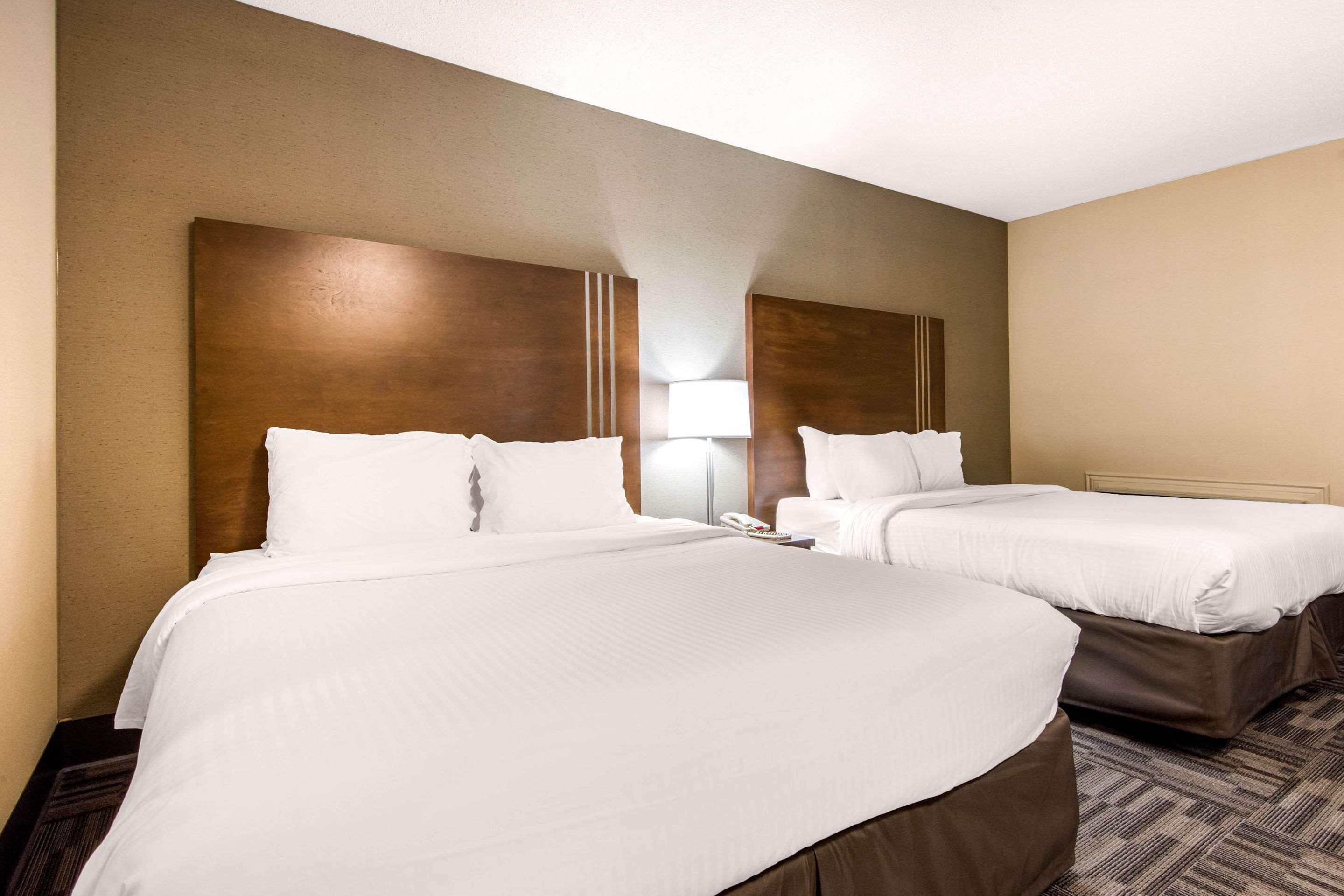 Quality Inn & Conference Centre Orillia Esterno foto