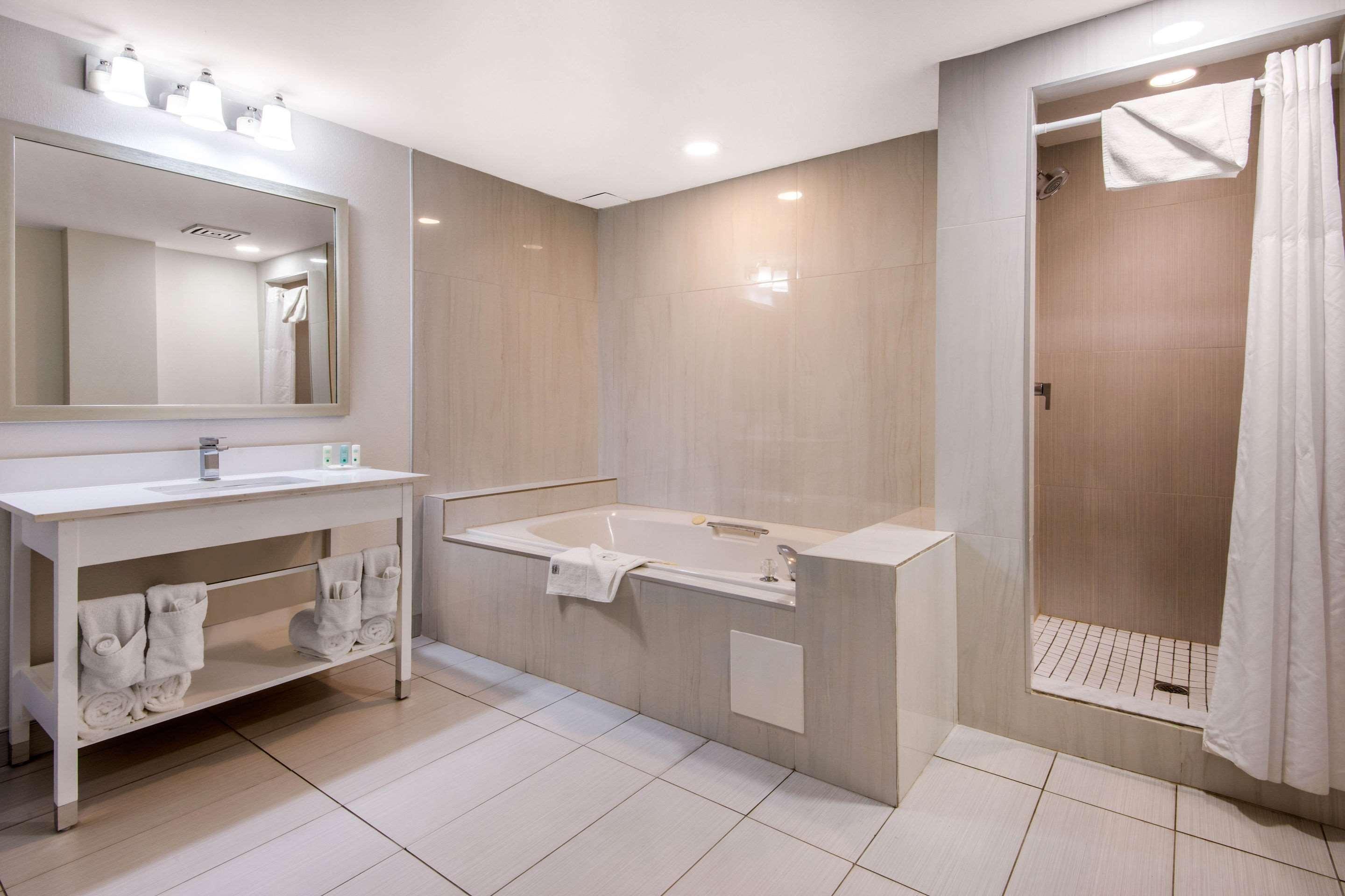 Quality Inn & Conference Centre Orillia Esterno foto