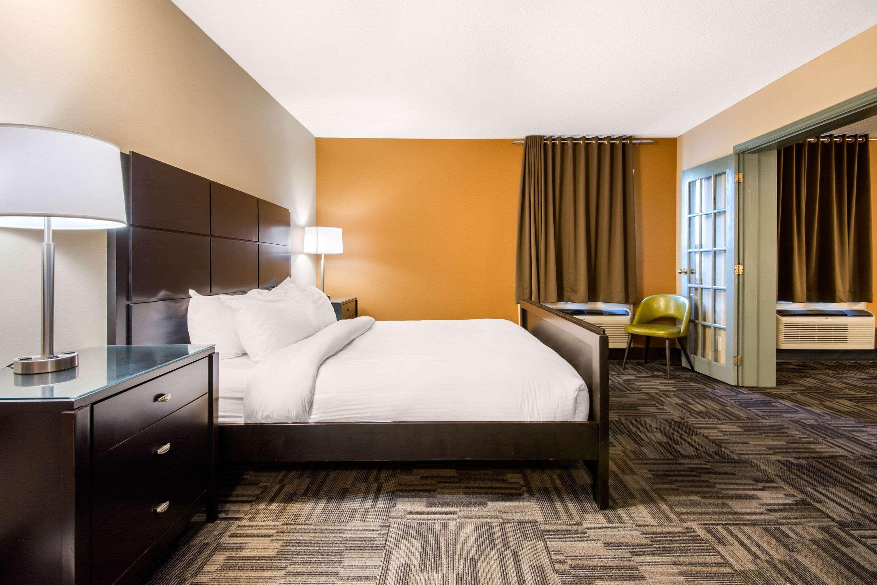 Quality Inn & Conference Centre Orillia Esterno foto