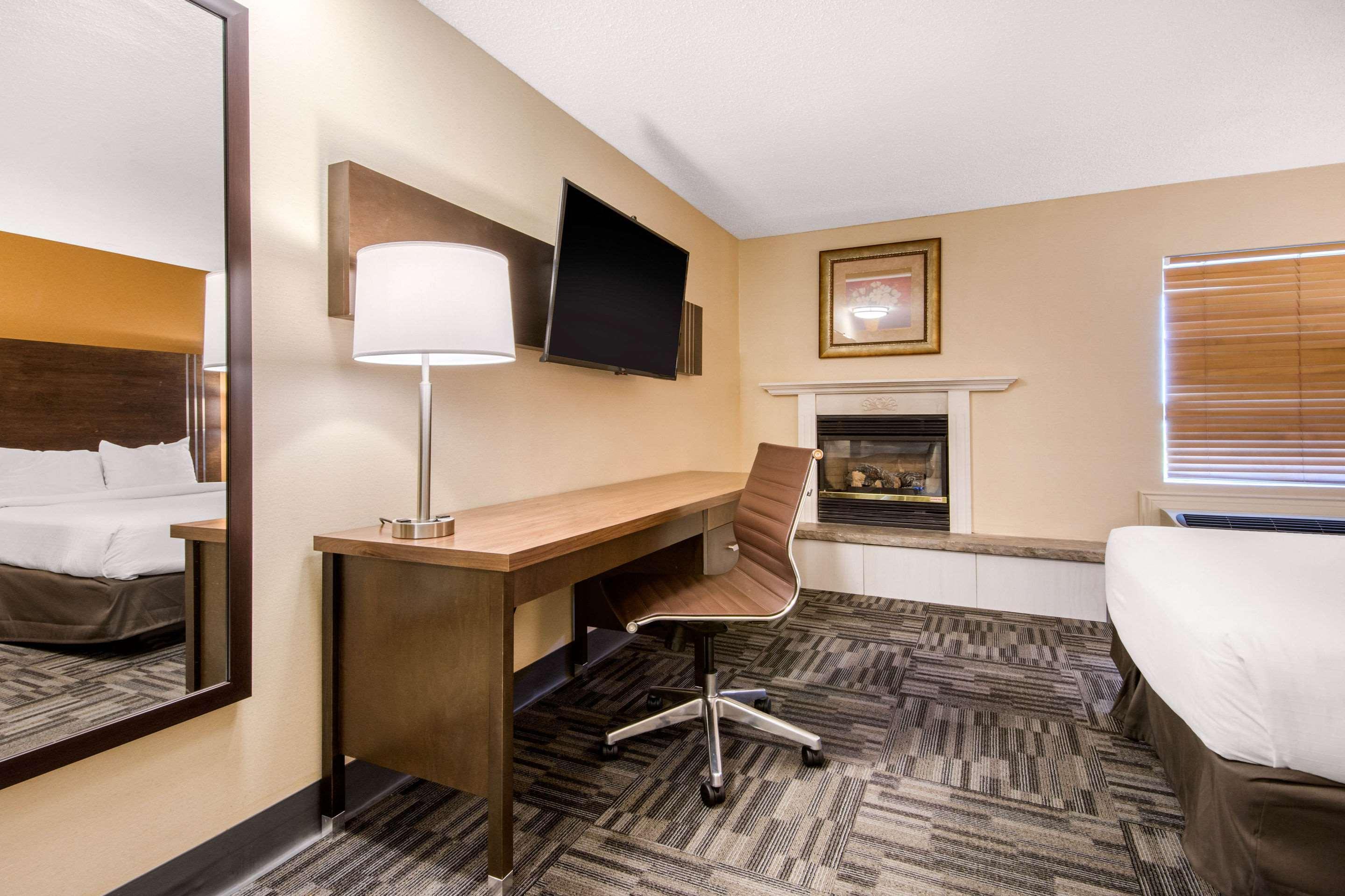 Quality Inn & Conference Centre Orillia Esterno foto