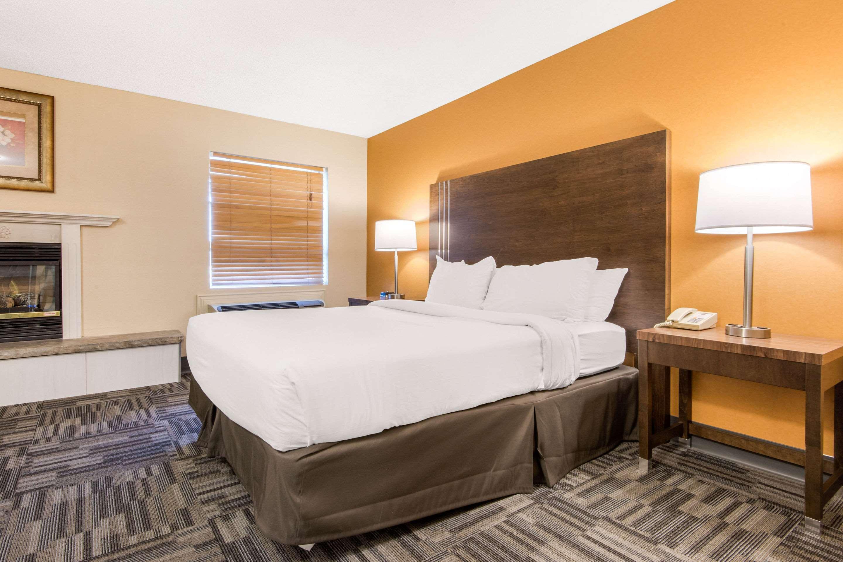 Quality Inn & Conference Centre Orillia Esterno foto