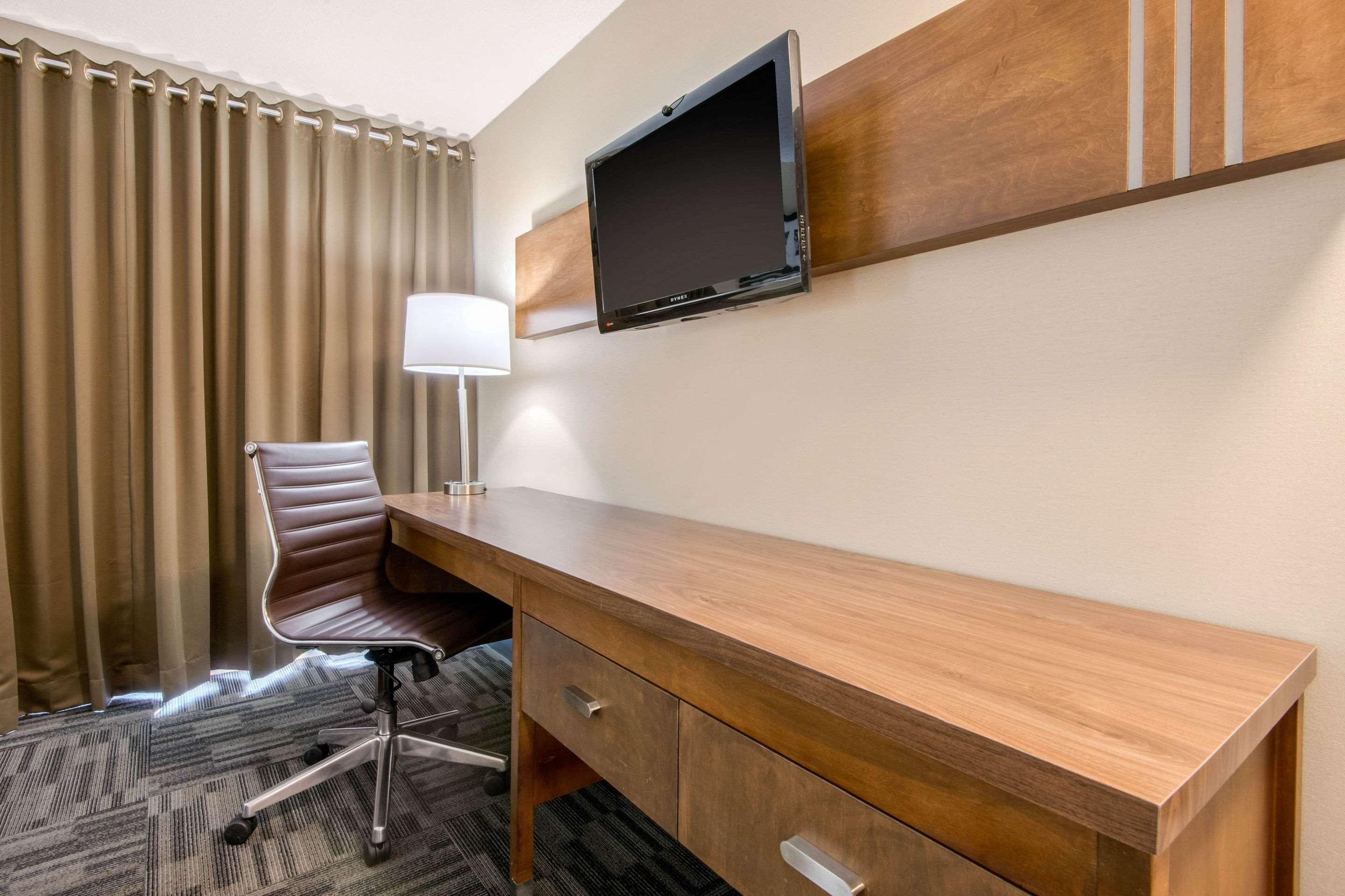 Quality Inn & Conference Centre Orillia Esterno foto