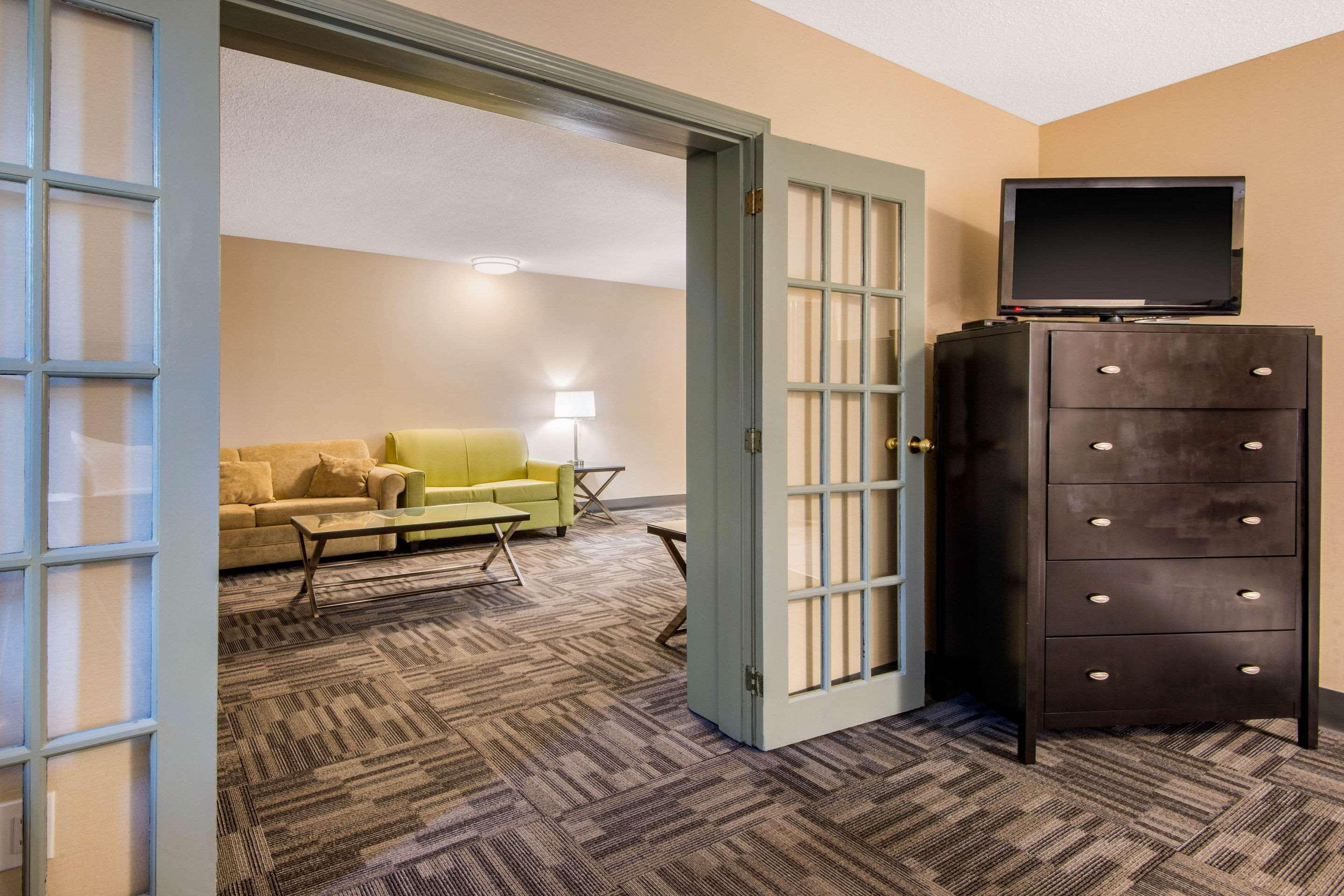 Quality Inn & Conference Centre Orillia Esterno foto