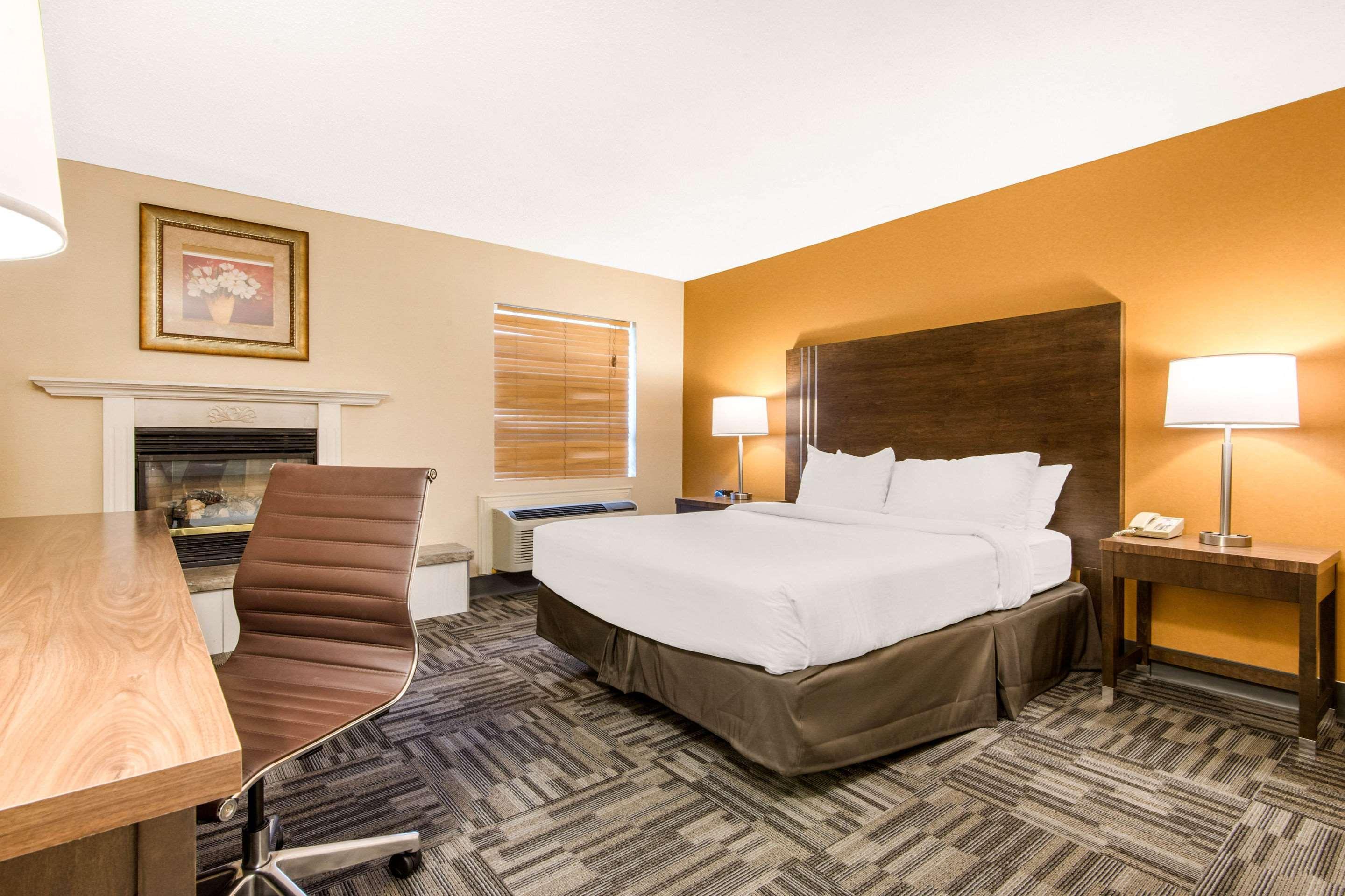Quality Inn & Conference Centre Orillia Esterno foto