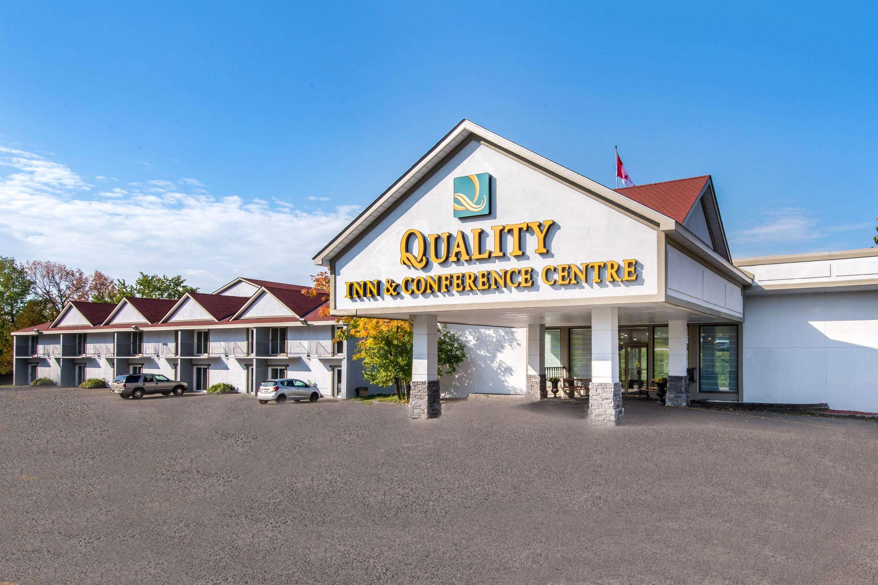 Quality Inn & Conference Centre Orillia Esterno foto