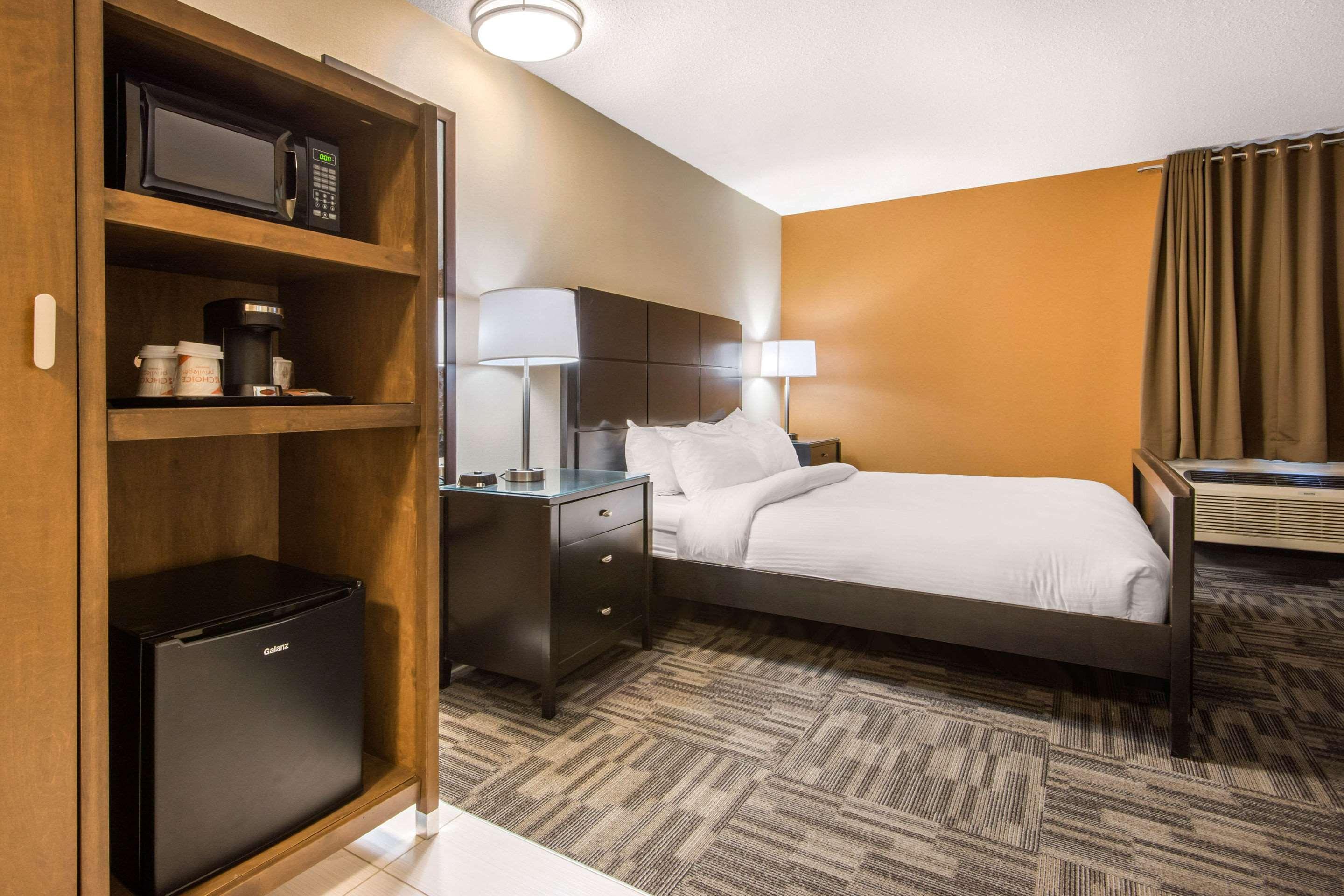 Quality Inn & Conference Centre Orillia Esterno foto