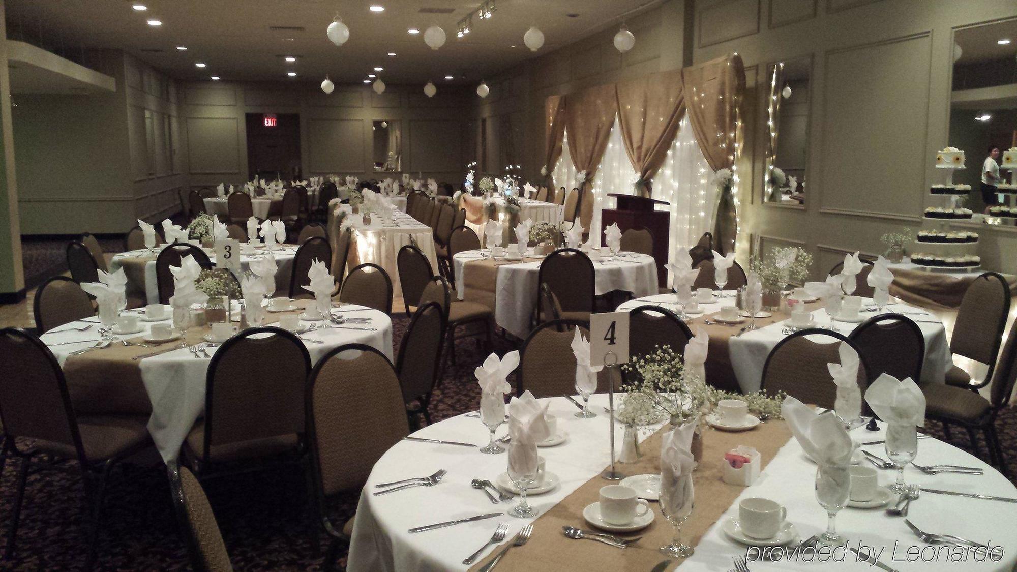 Quality Inn & Conference Centre Orillia Esterno foto