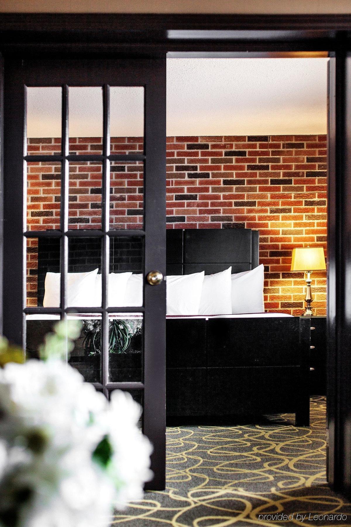 Quality Inn & Conference Centre Orillia Esterno foto