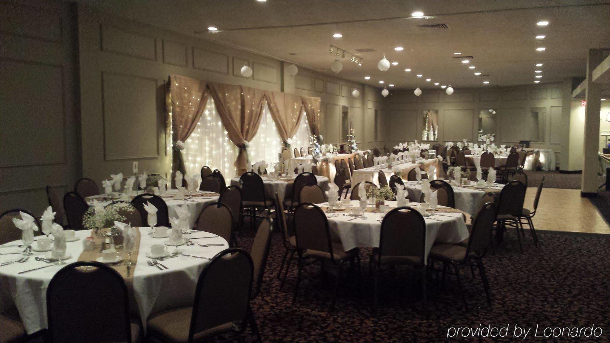 Quality Inn & Conference Centre Orillia Esterno foto
